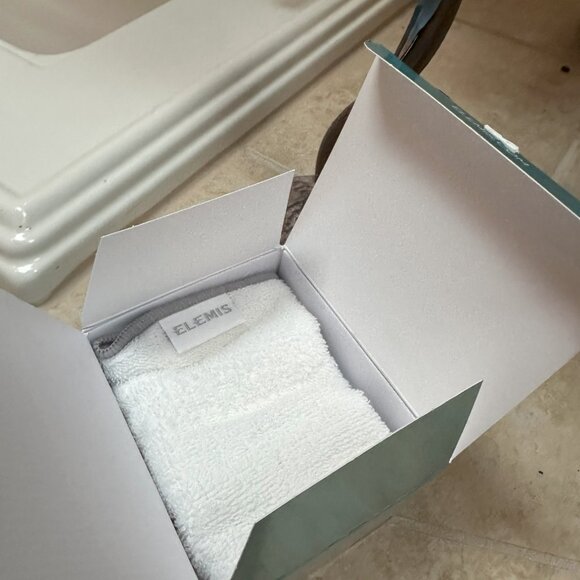 ELEMIS Cleansing Balm - Original Scent (3.5 oz) - Brand New with Cleaning Cloth - Picture 2 of 2